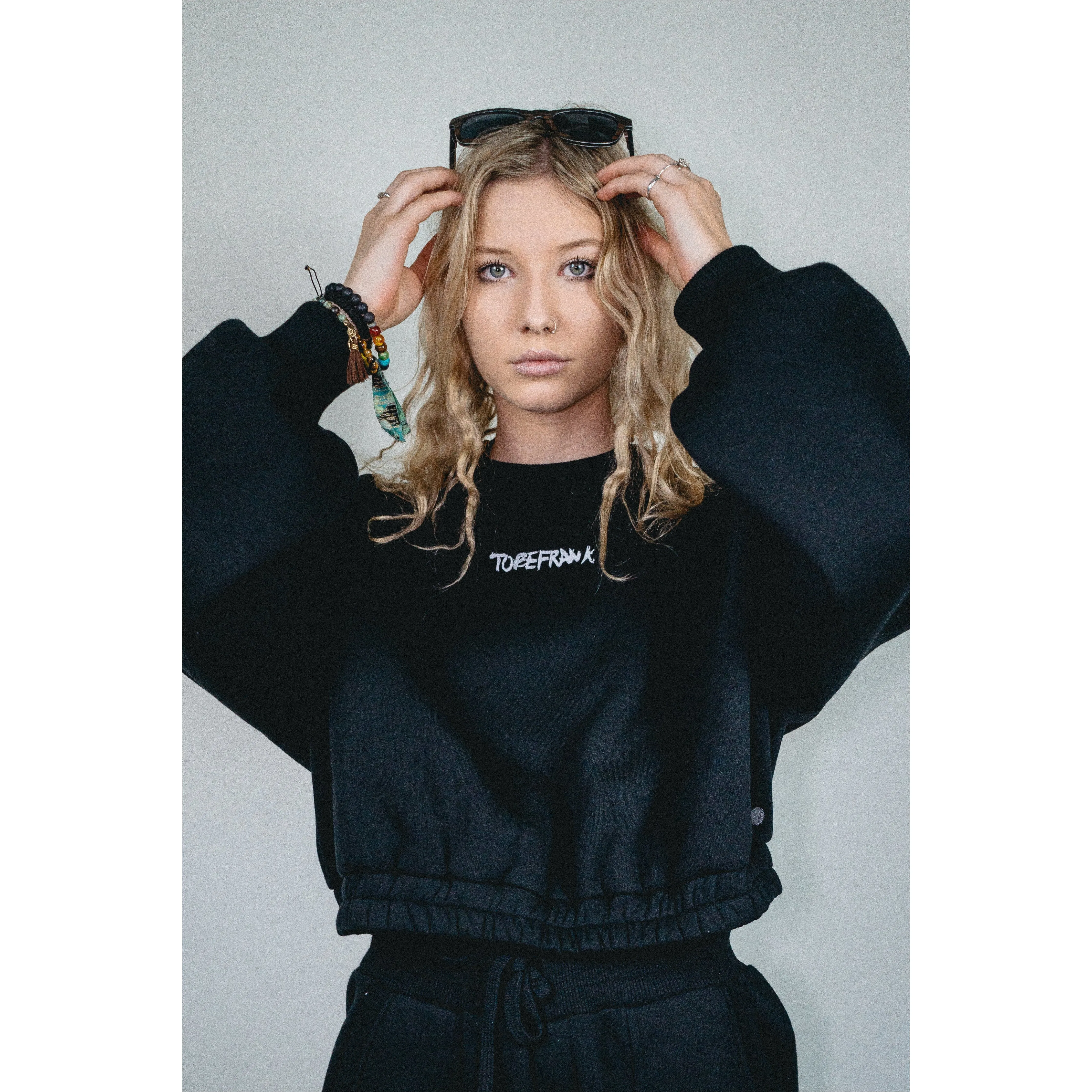 WOMEN'S HATTIE CROP SWEATSHIRT IN NAVY